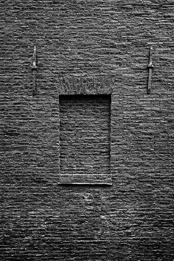 Blind 2020 A former Amsterdam warehouse in 2020, with a brick-up window and a tarred wall