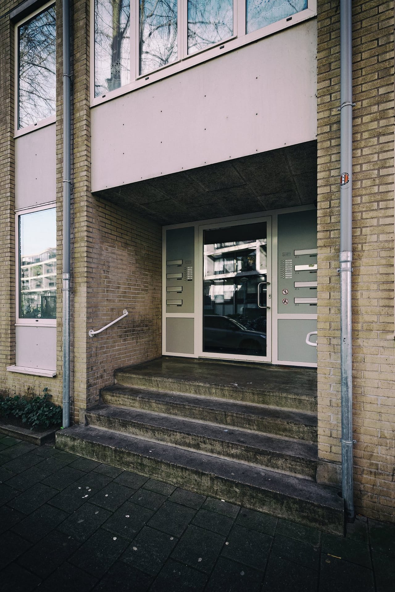 Entrance with light briks and pink coloured trespa, 2023. Part of the 'Unbeautiful Amsterdam Project'