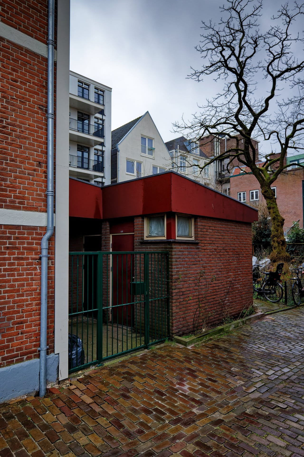 Shed near a house close to the Haarlememrplein, Amsterdam, 2023. Part of the 'Unbeautiful Amsterdam Project'